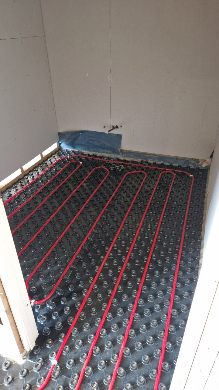 AD-TRAY panels and heating pipe installed in a compact room