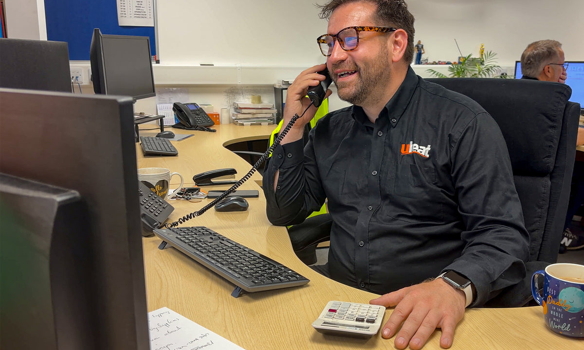 Uheat adviser helping a customer by phone
